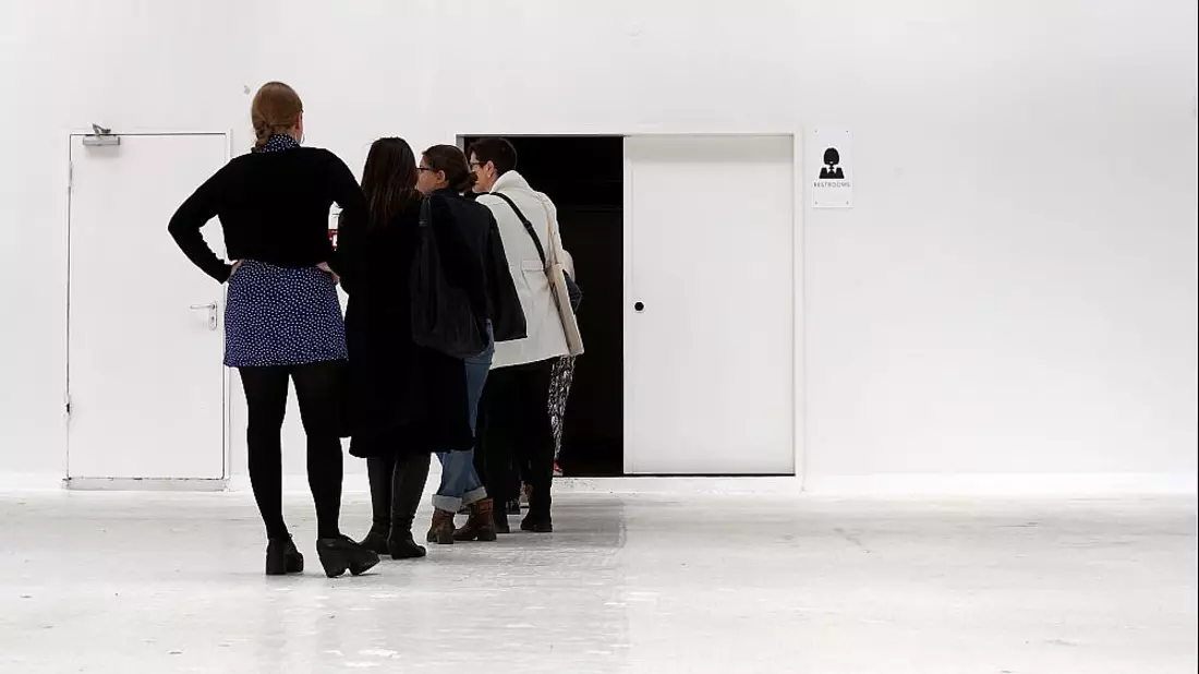 Frauen vor einer Toilette (Archiv) - Bild: über dts Nachrichtenagentur