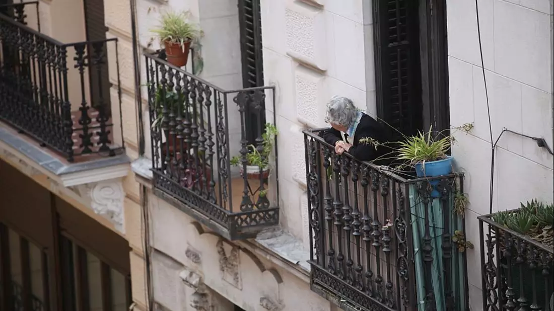 Seniorin schaut von einem Balkon - Bild: über dts Nachrichtenagentur