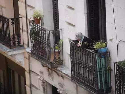 Seniorin schaut von einem Balkon - Foto: über dts Nachrichtenagentur