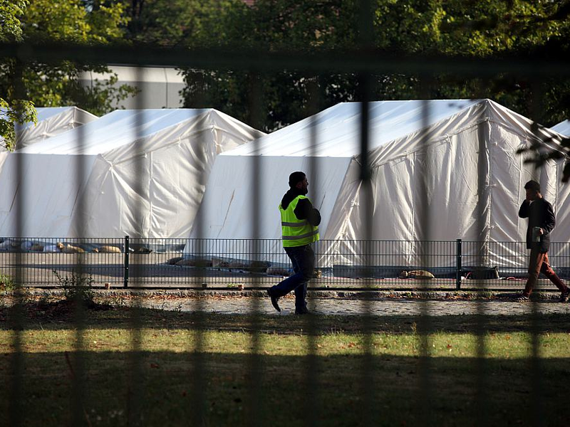 Flüchtling und Sicherheitsmann in einer Zeltstadt (Archiv) - Foto: über dts Nachrichtenagentur