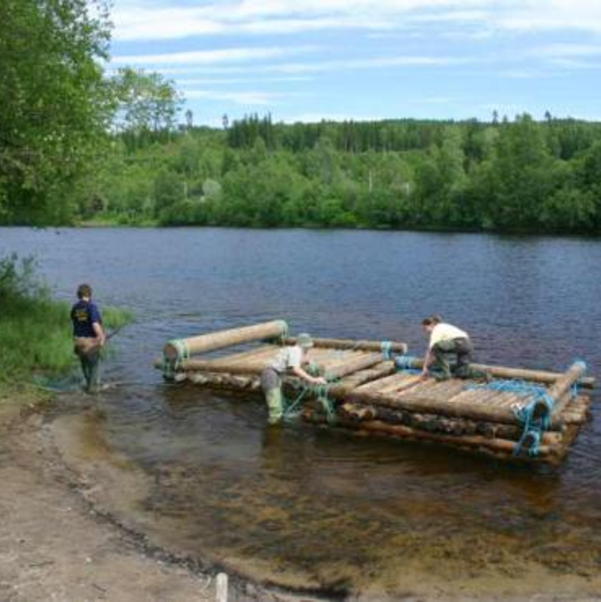 Verkoppeln der beiden Floßhälften - Foto: Torsten Dann