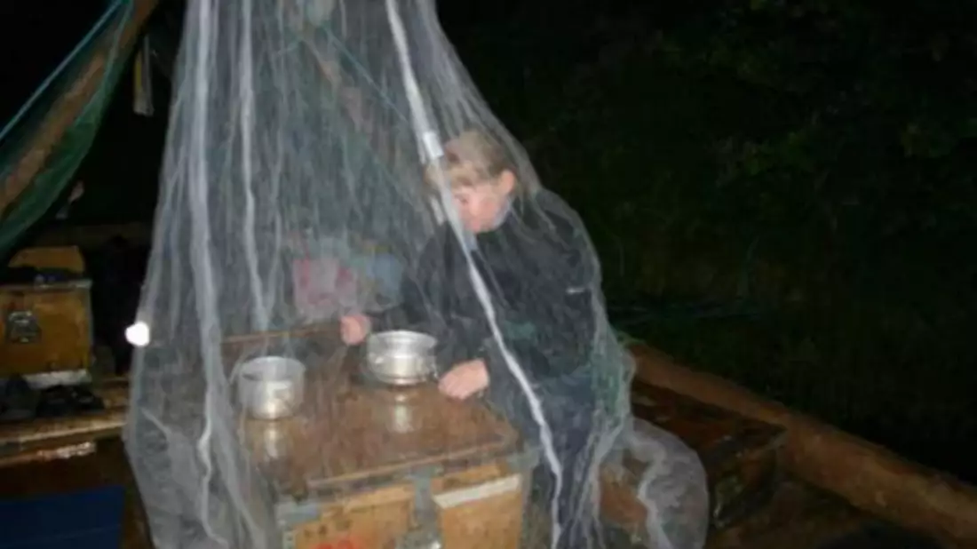 Ein Nacht auf dem Floß, nie ohne Moskitonetz - Bild: Torsten Dann