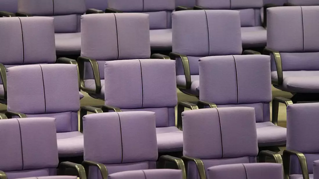 Leere Abgeordnetenstühle im Bundestag (Archiv) - Bild: über dts Nachrichtenagentur