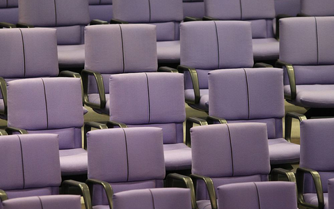 Leere Abgeordnetenstühle im Bundestag (Archiv) - Foto: über dts Nachrichtenagentur
