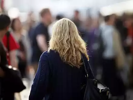 Blonde Frau mit Locken (Archiv) - Foto: über dts Nachrichtenagentur