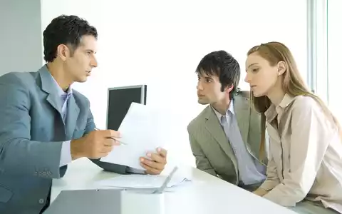 Beratungsgespräch über einen Kredit - Foto: colourbox.com