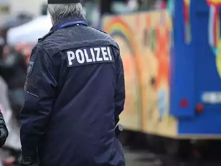 Polizei im Karneval (Archiv) - Foto: über dts Nachrichtenagentur