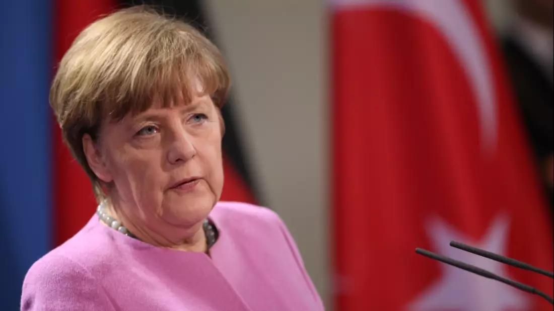 Angela Merkel vor einer Flagge der TÃ¼rkei - Bild: über dts Nachrichtenagentur