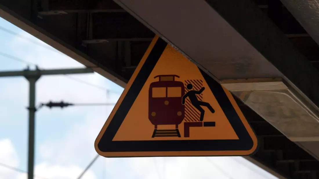 Warnschild am Bahnhof - Bild: über dts Nachrichtenagentur
