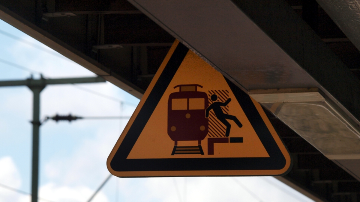 Warnschild am Bahnhof - Foto: über dts Nachrichtenagentur