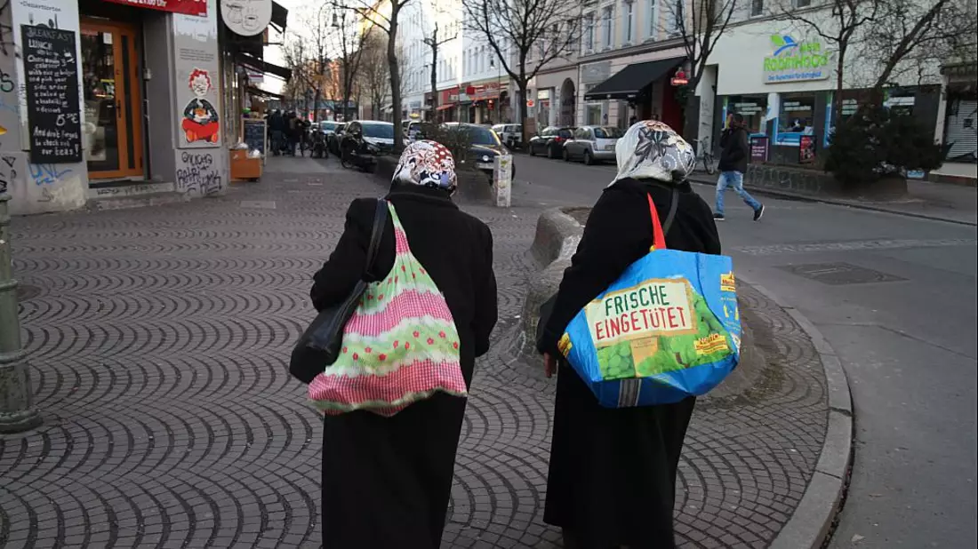 Zwei Frauen mit Kopftuch in Berlin-Kreuzberg (Archiv) - Bild: über dts Nachrichtenagentur