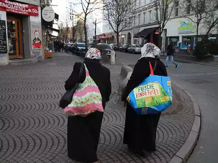 Zwei Frauen mit Kopftuch in Berlin-Kreuzberg (Archiv) - Foto: über dts Nachrichtenagentur