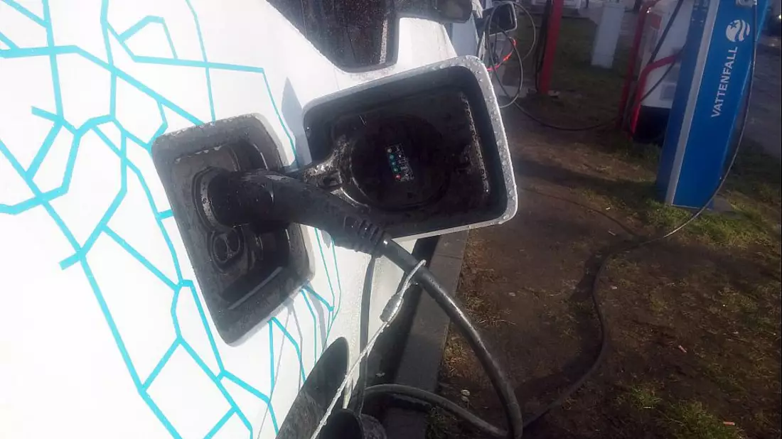 Elektroauto an einer Strom-Tankstelle (Archiv) - Bild: über dts Nachrichtenagentur