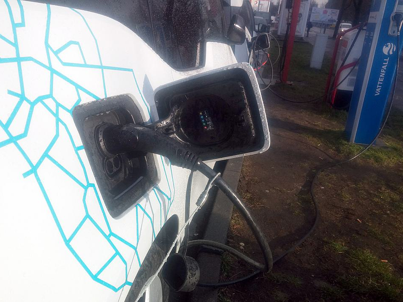 Elektroauto an einer Strom-Tankstelle (Archiv) - Foto: über dts Nachrichtenagentur