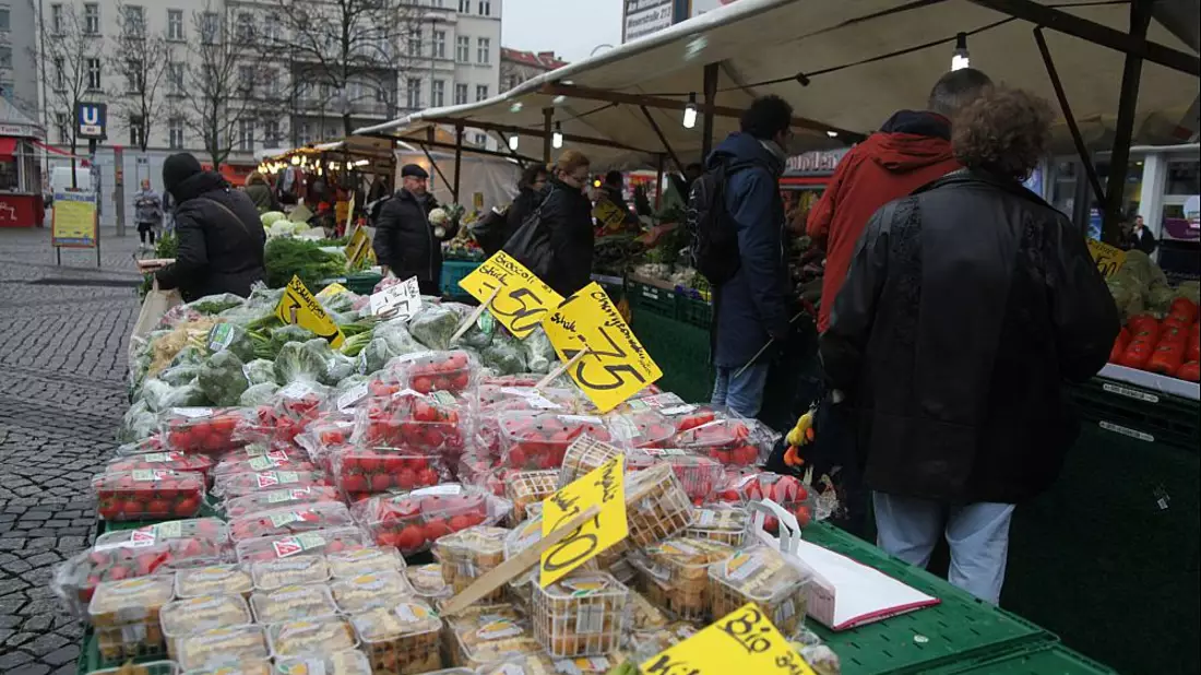 Obst und Gemüse auf einem Marktstand (Archiv) - Bild: über dts Nachrichtenagentur