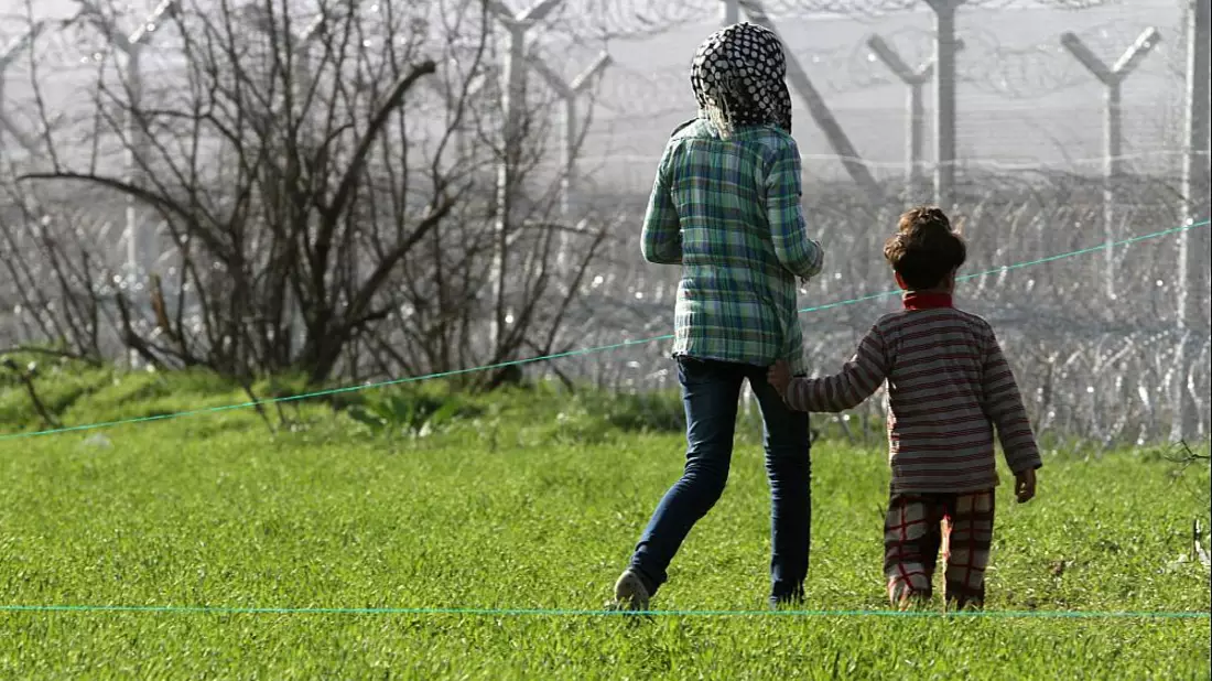 Flüchtlinge vor einem Grenzzaun (Archiv) - Bild: über dts Nachrichtenagentur