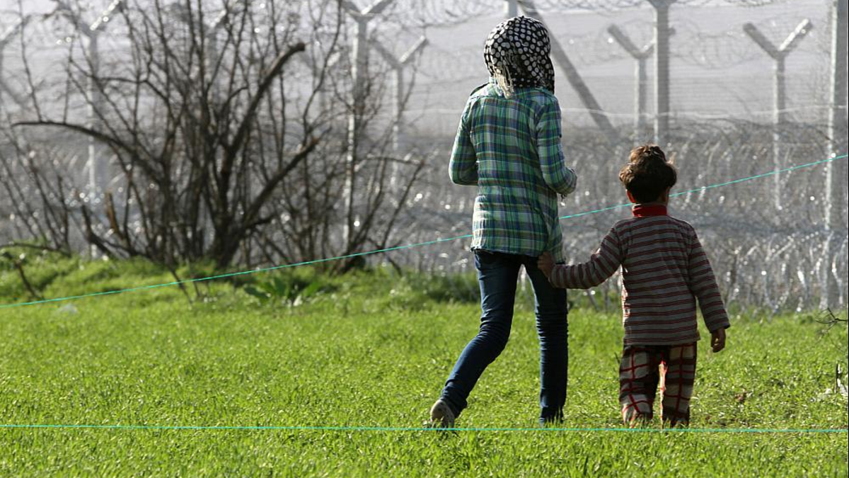 Flüchtlinge vor einem Grenzzaun (Archiv) - Foto: über dts Nachrichtenagentur