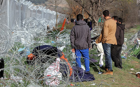 FlÃ¼chtlinge auf der Balkanroute vor einem Grenzzaun - Foto: über dts Nachrichtenagentur