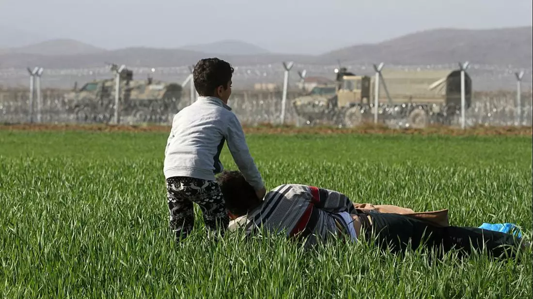 Flüchtlinge vor dem mazedonischen Grenzzaun (Archiv) - Bild: über dts Nachrichtenagentur