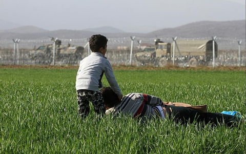 Flüchtlinge vor dem mazedonischen Grenzzaun (Archiv) - Foto: über dts Nachrichtenagentur