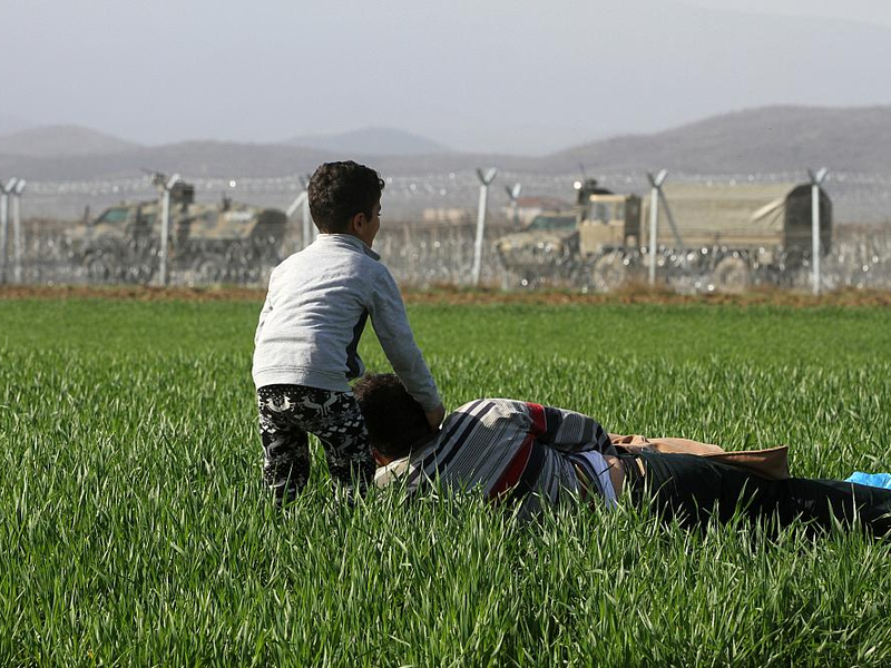 Flüchtlinge vor dem mazedonischen Grenzzaun (Archiv) - Foto: über dts Nachrichtenagentur