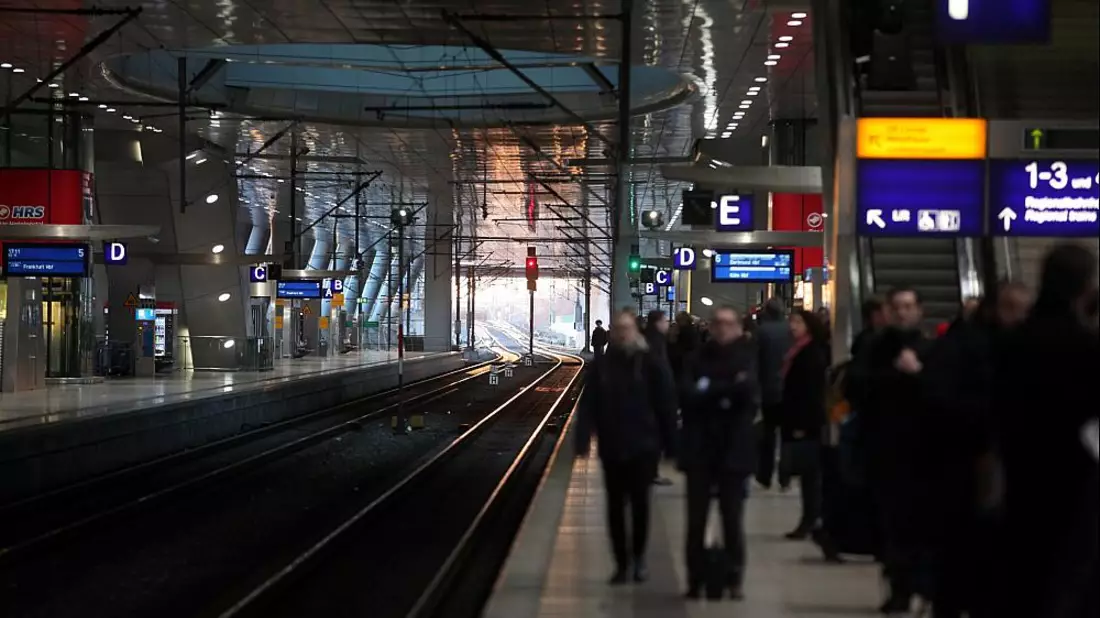 Reisende bei der Bahn (Archiv) - Bild: über dts Nachrichtenagentur