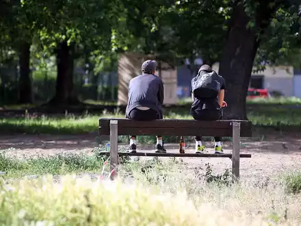 Jugendliche auf einer Parkbank mit Bier (Archiv) - Foto: über dts Nachrichtenagentur