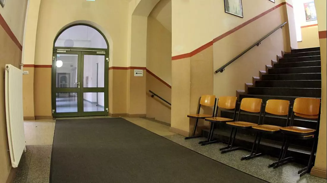 StÃ¼hle im Flur einer Schule - Bild: über dts Nachrichtenagentur