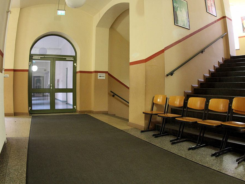 Stühle im Flur einer Schule (Archiv) - Foto: über dts Nachrichtenagentur