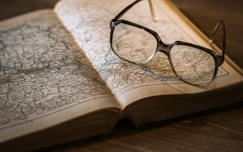 Bibilotheksausflug - Foto: https://pixabay.com/de/wissen-buch-bibliothek-gl%C3%A4ser-1052013/