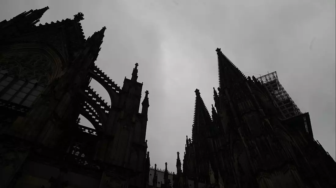 KÃ¶lner Dom dunkel unter grauen Wolken - Bild: über dts Nachrichtenagentur