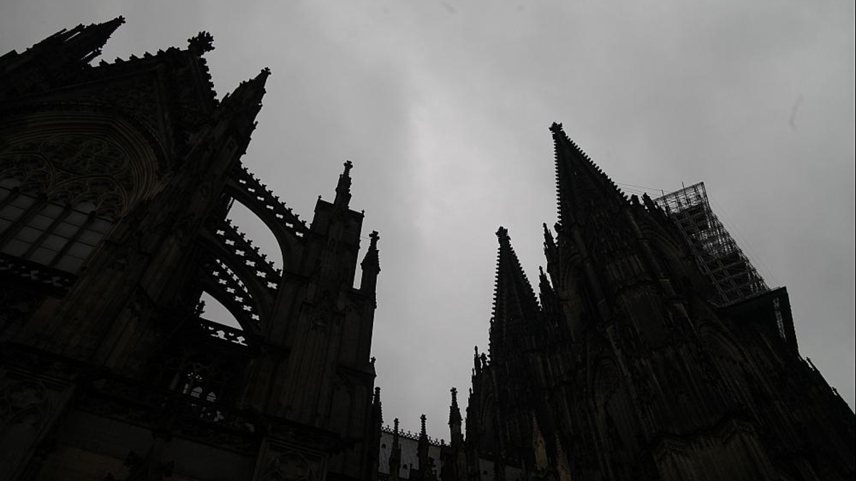 KÃ¶lner Dom dunkel unter grauen Wolken - Foto: über dts Nachrichtenagentur
