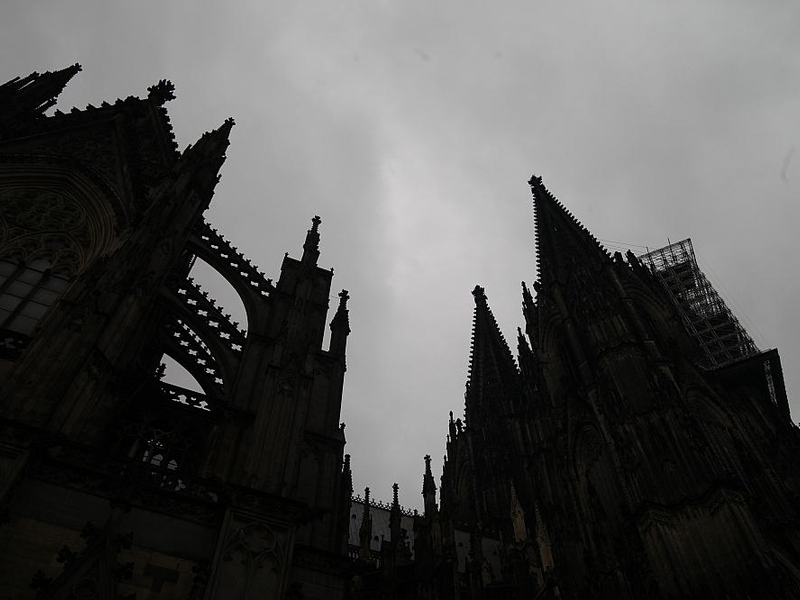 Kölner Dom dunkel unter grauen Wolken (Archiv) - Foto: über dts Nachrichtenagentur