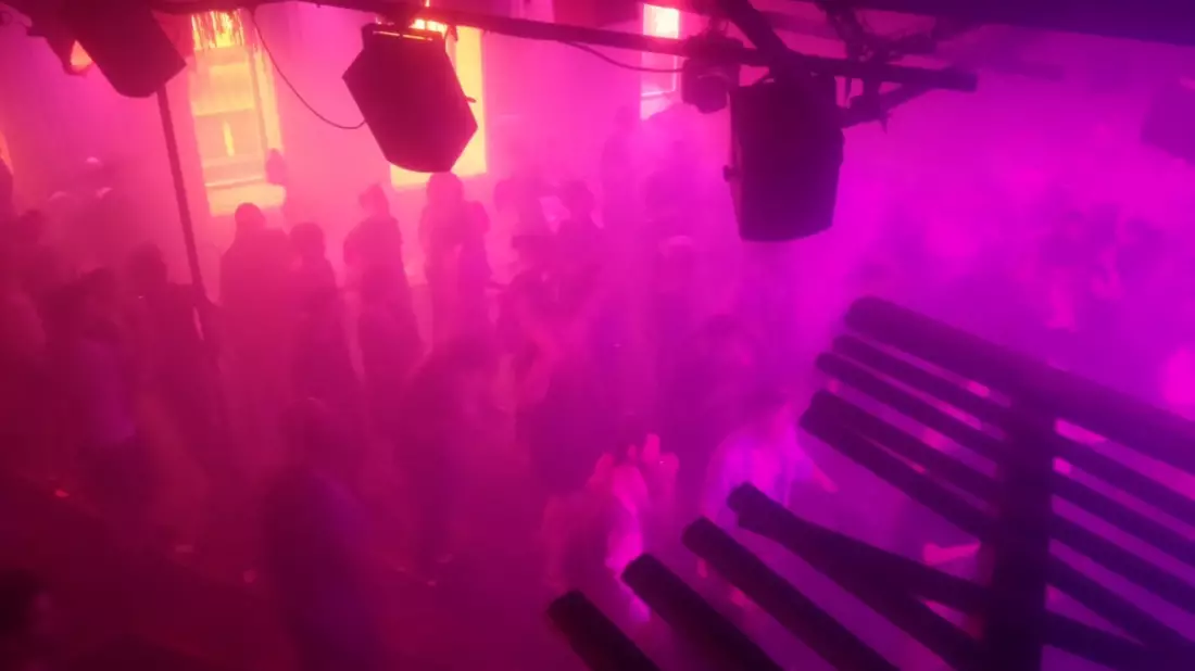Tanzende in einem Techno-Club - Bild: über dts Nachrichtenagentur