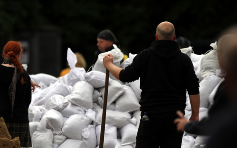 Hochwasser-Helfer beim BefÃ¼llen von SandsÃ¤cken - Foto: über dts Nachrichtenagentur