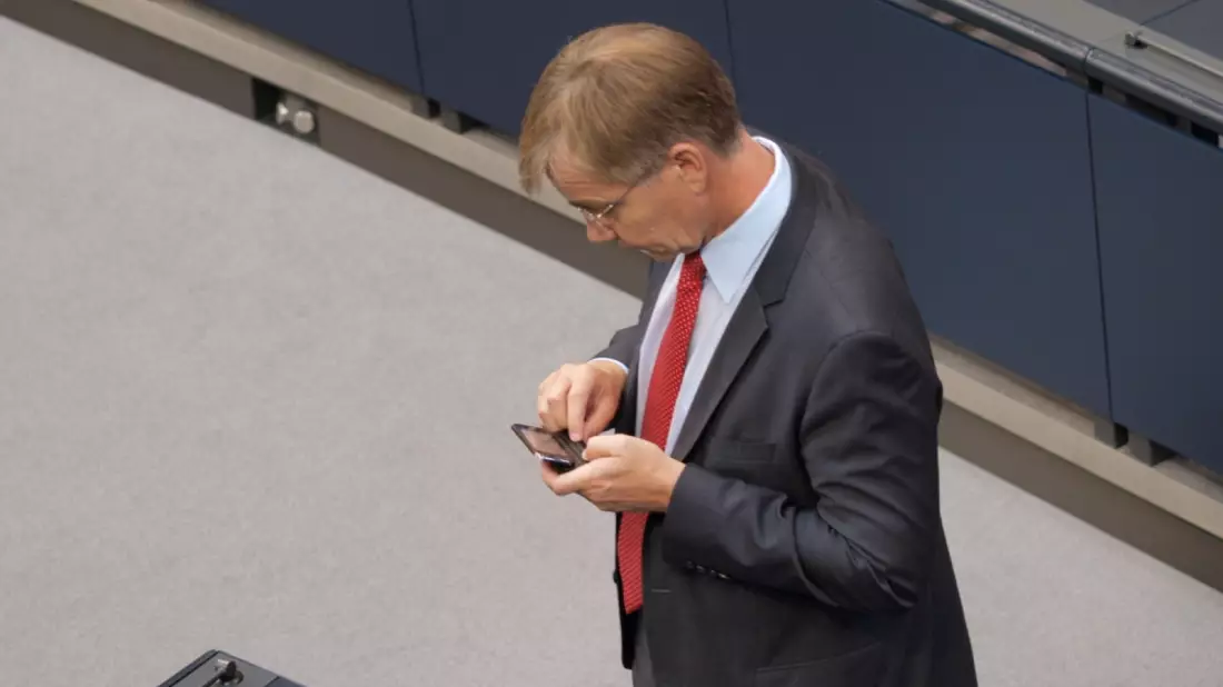 Dietmar Bartsch bei der Nutzung eines Handys - Bild: über dts Nachrichtenagentur