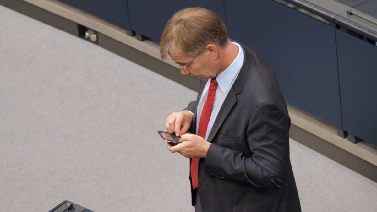 Dietmar Bartsch bei der Nutzung eines Handys - Foto: über dts Nachrichtenagentur