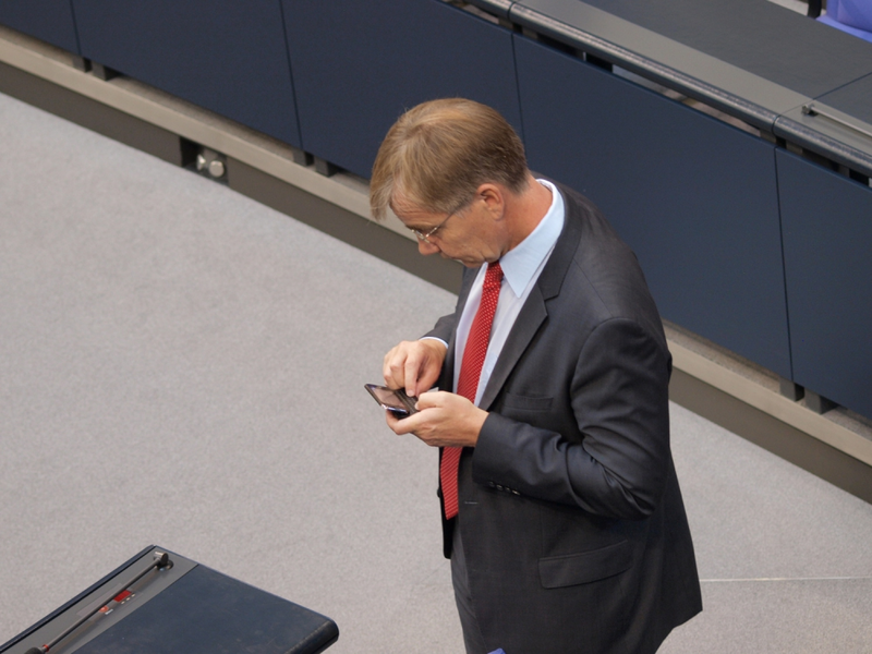 Dietmar Bartsch bei der Nutzung eines Handys - Foto: über dts Nachrichtenagentur