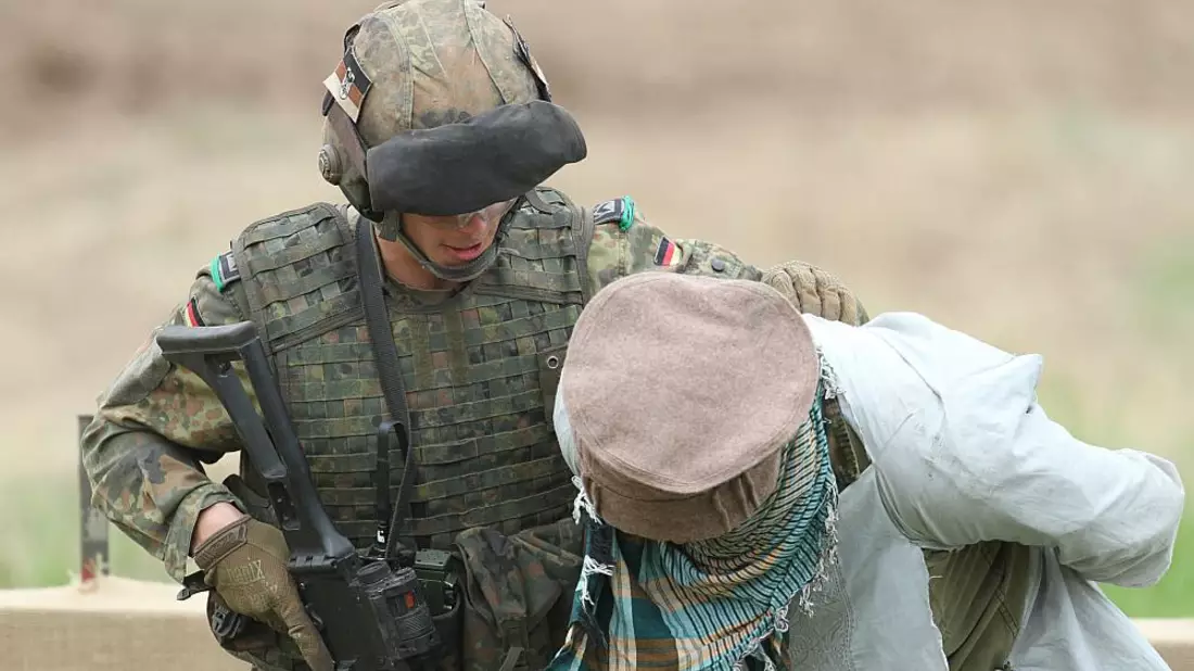 Soldat übt Festnahme (Archiv) - Bild: über dts Nachrichtenagentur