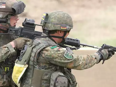 Bundeswehr-Soldat mit Pistole (Archiv) - Foto: über dts Nachrichtenagentur