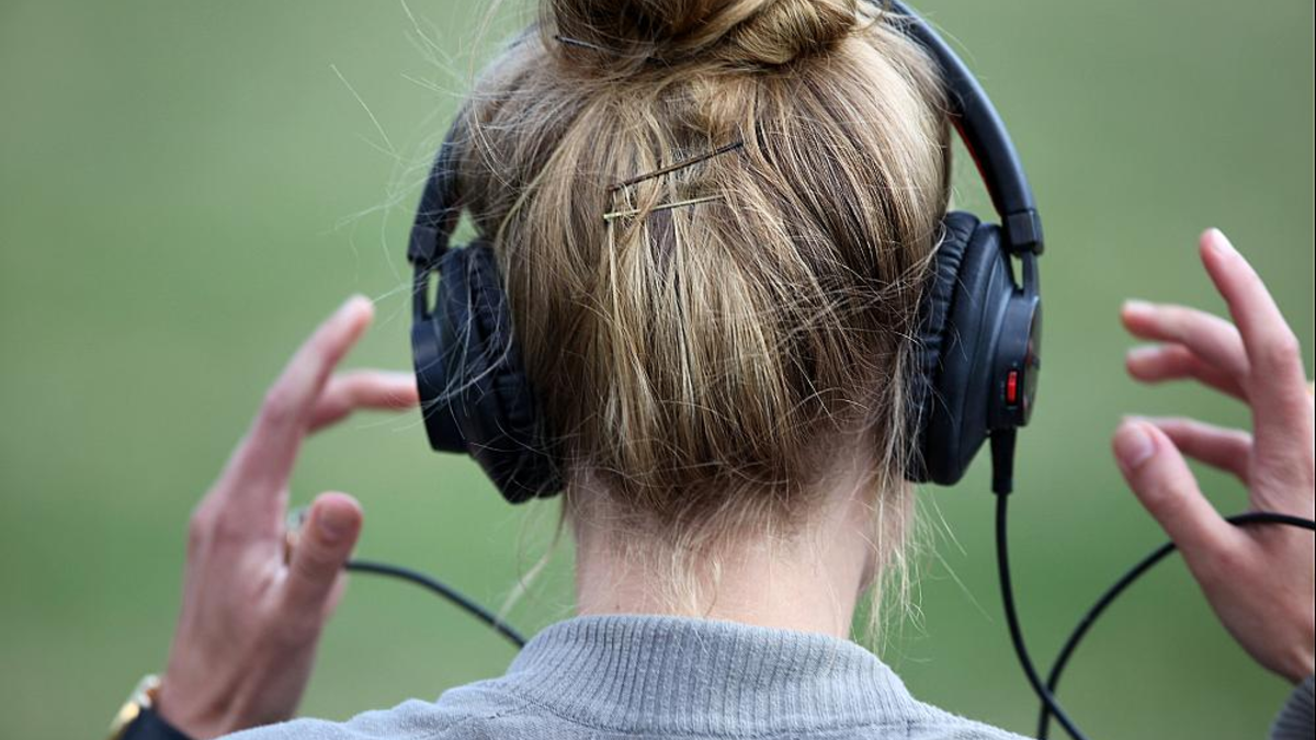 Frau mit Kopfhörern (Archiv) - Foto: über dts Nachrichtenagentur