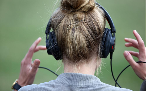 Frau mit Kopfhörern (Archiv) - Foto: über dts Nachrichtenagentur