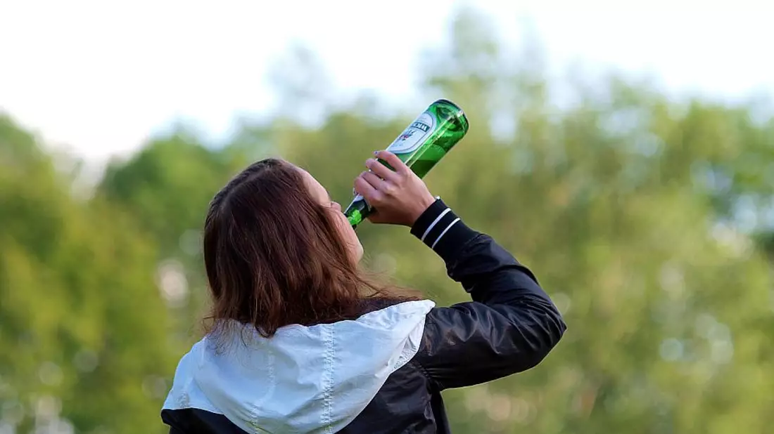 Biertrinkende Frau (Archiv) - Bild: über dts Nachrichtenagentur