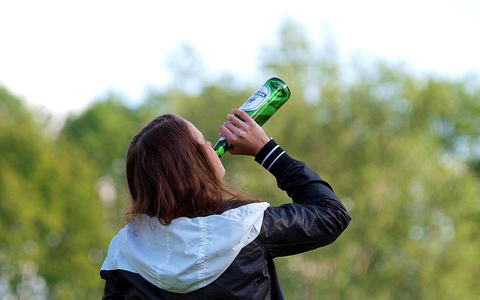 Biertrinkende Frau (Archiv) - Foto: über dts Nachrichtenagentur