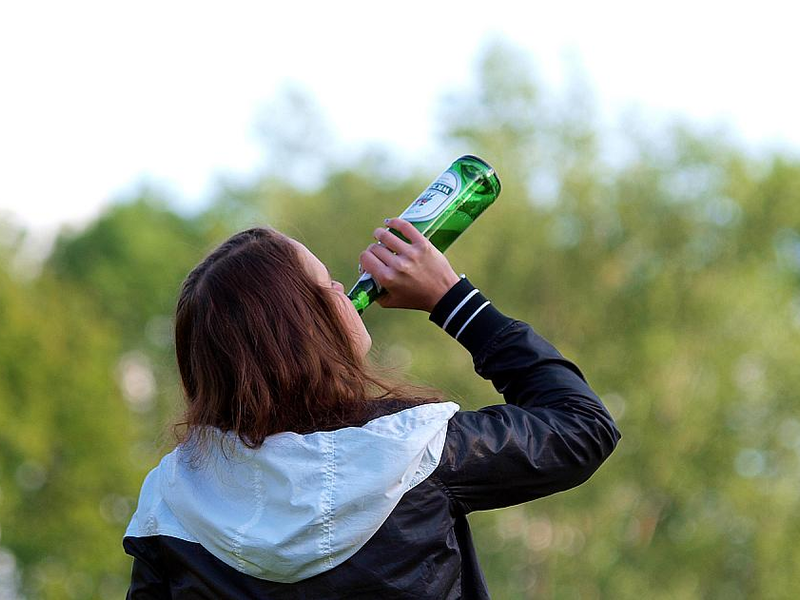 Biertrinkende Frau (Archiv) - Foto: über dts Nachrichtenagentur