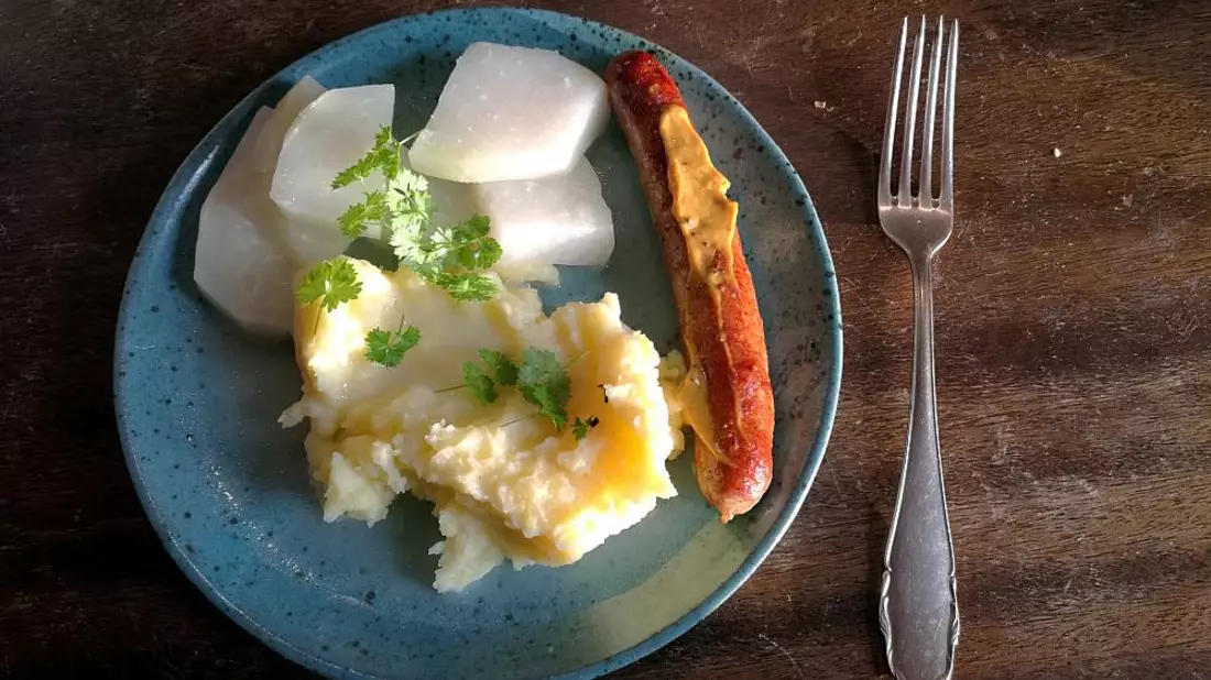 Bratwurst mit Kartoffelbrei und Kohlrabi (Archiv) - Bild: über dts Nachrichtenagentur
