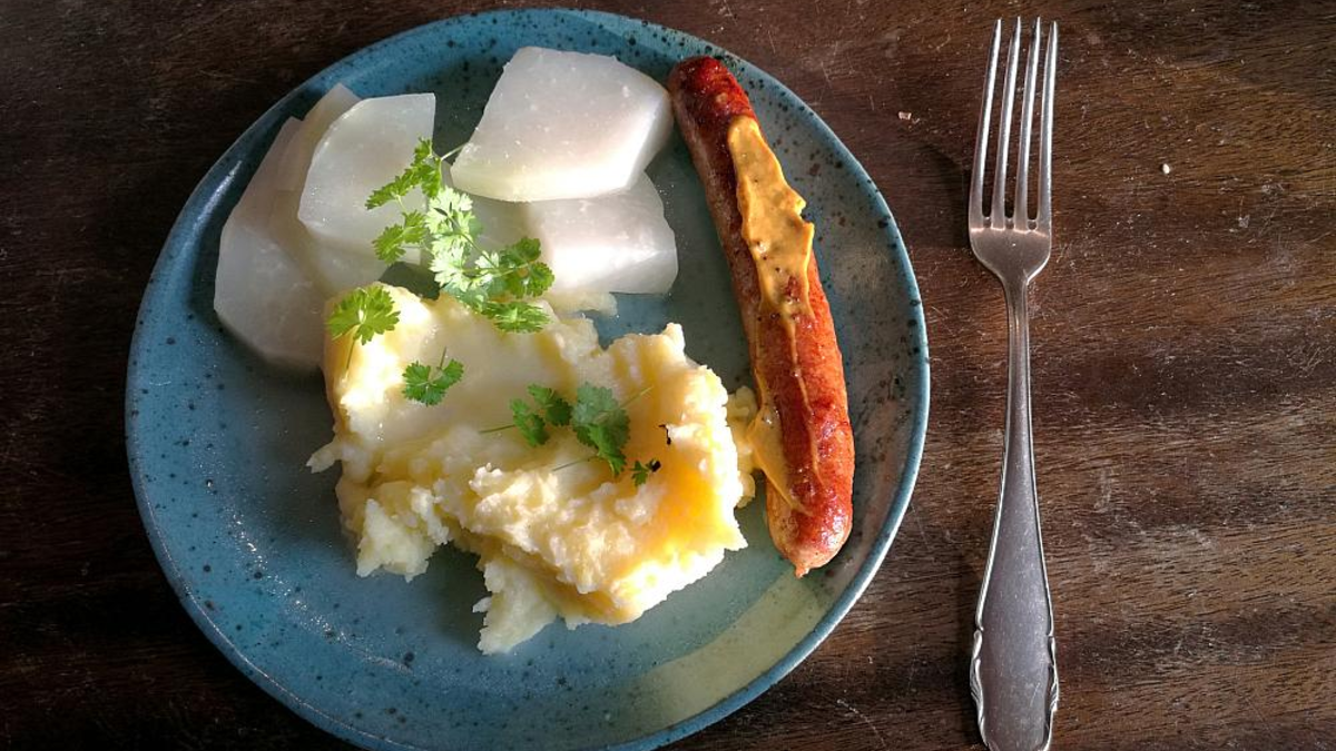 Bratwurst mit Kartoffelbrei und Kohlrabi (Archiv) - Foto: über dts Nachrichtenagentur