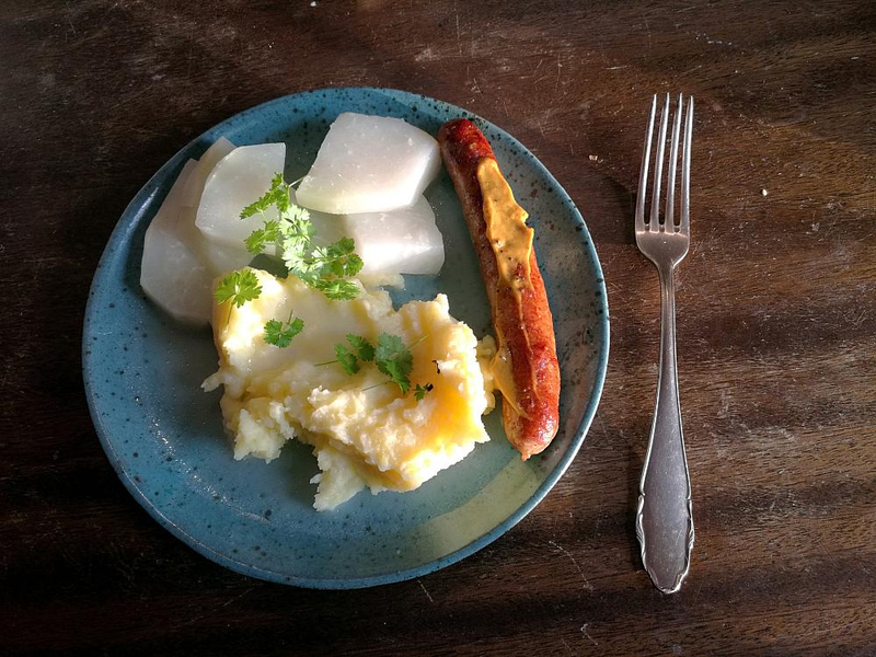 Bratwurst mit Kartoffelbrei und Kohlrabi (Archiv) - Foto: über dts Nachrichtenagentur