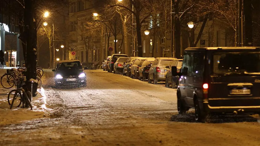 Schneebedeckte Straße (Archiv) - Bild: über dts Nachrichtenagentur