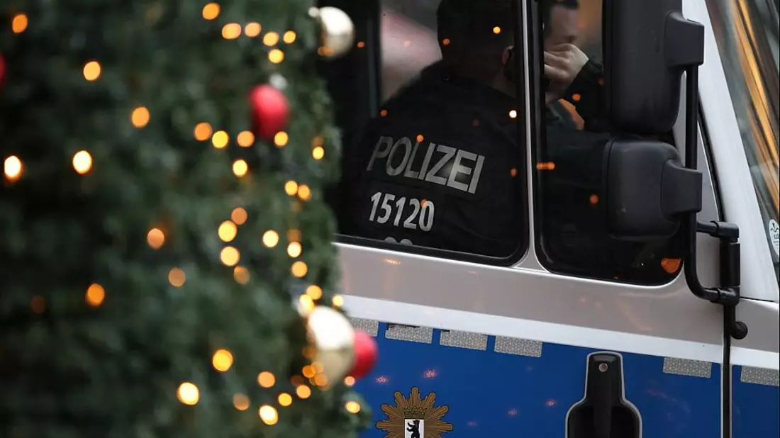 Polizei auf Weihnachtsmarkt (Archiv) - Bild: über dts Nachrichtenagentur